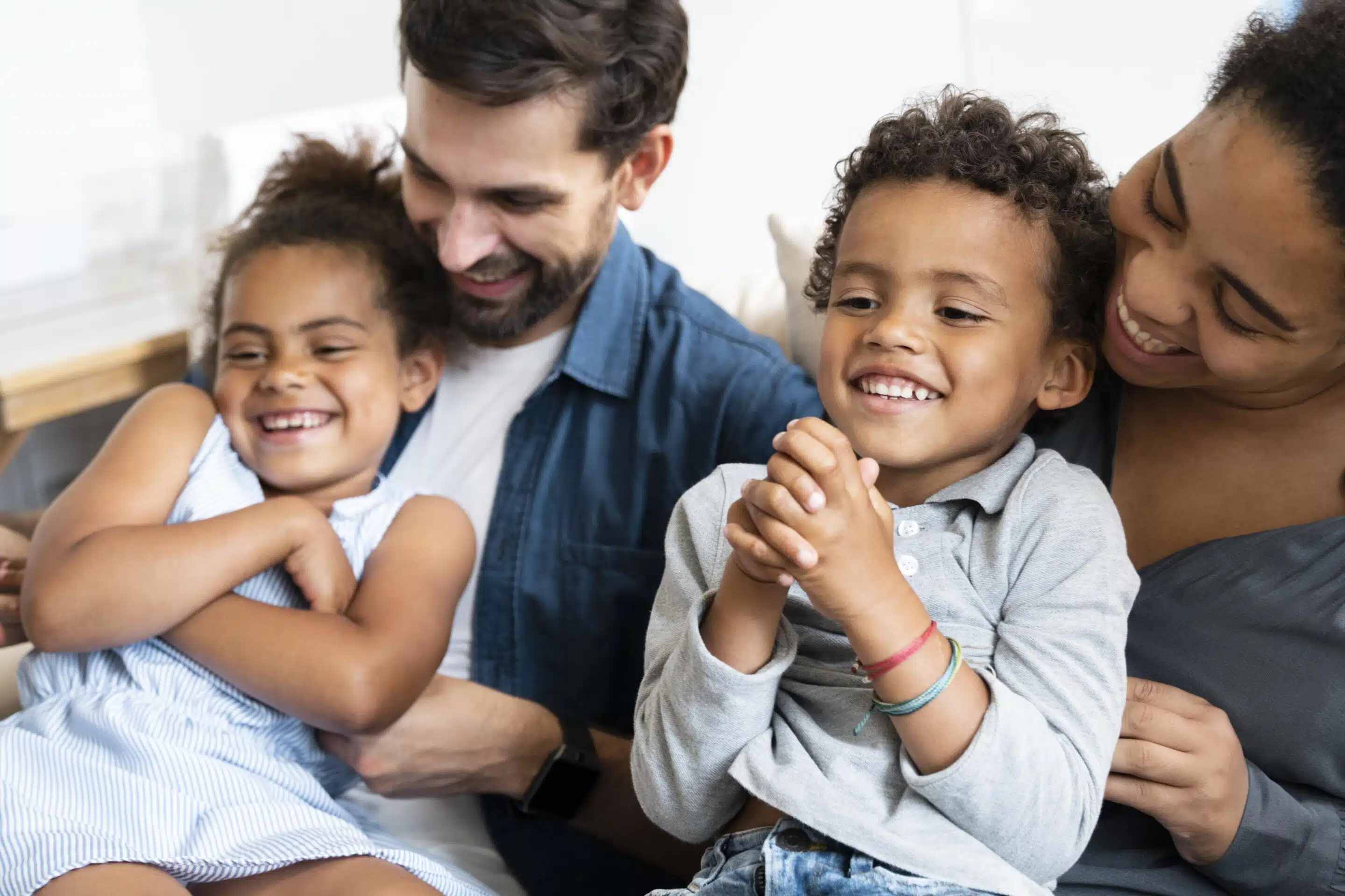 Familia feliz juntos em casa