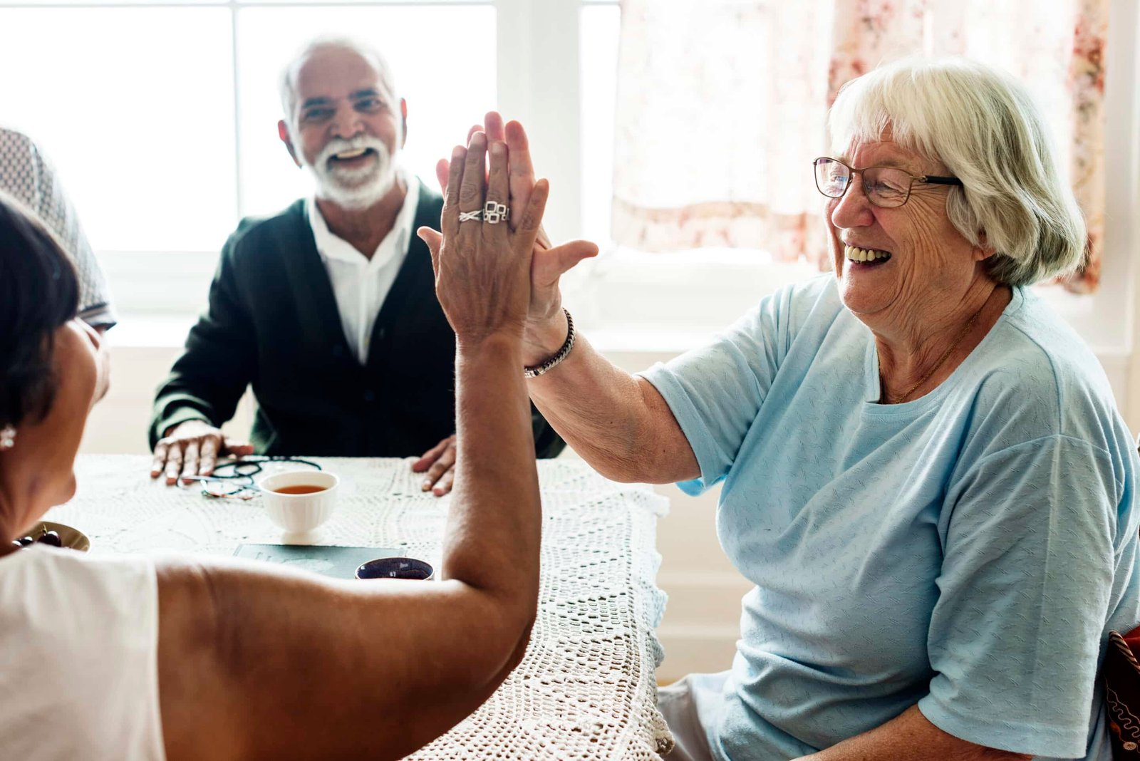 Senior women giving each other high five Medicare 2026- Senhora feliz por ter rechado o seu plano Medicare 2026