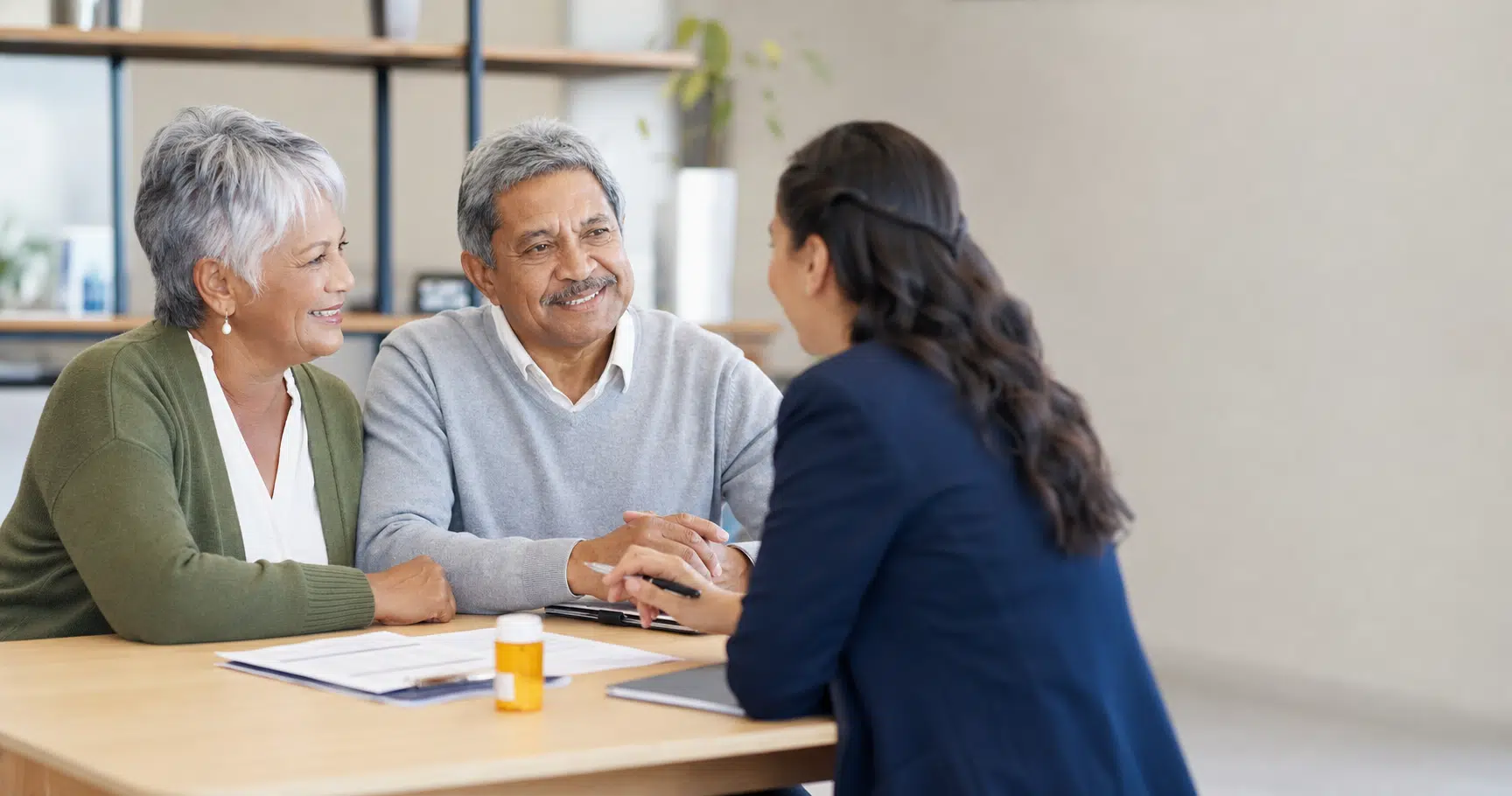 Casal senior conversando com consultora sobre Medicare e medicamentos GLP-1