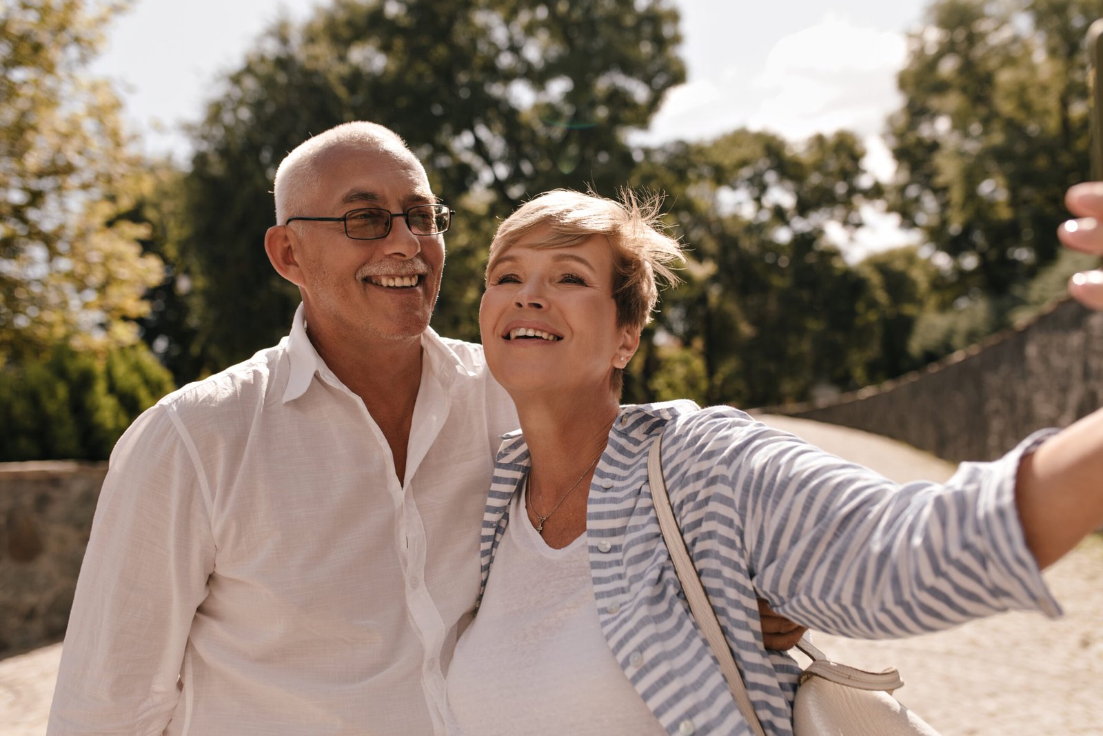 Casal no Medicare passeando em um parque felizes